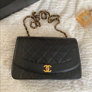 Medium lambskin Diana flap